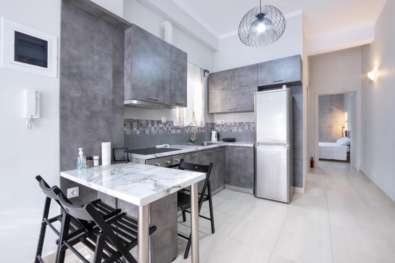 Urban Lifestyle Apartment In Пирей Экстерьер фото