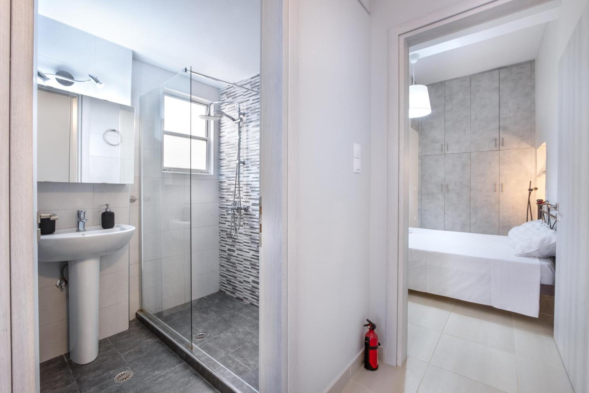 Urban Lifestyle Apartment In Пирей Экстерьер фото